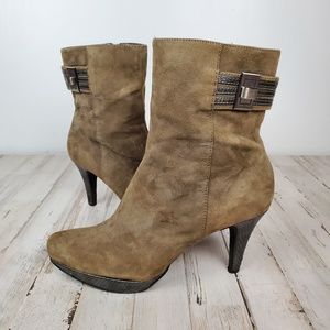 Bandalino Taupe Suede stacked ankle boot 8.5 GUC